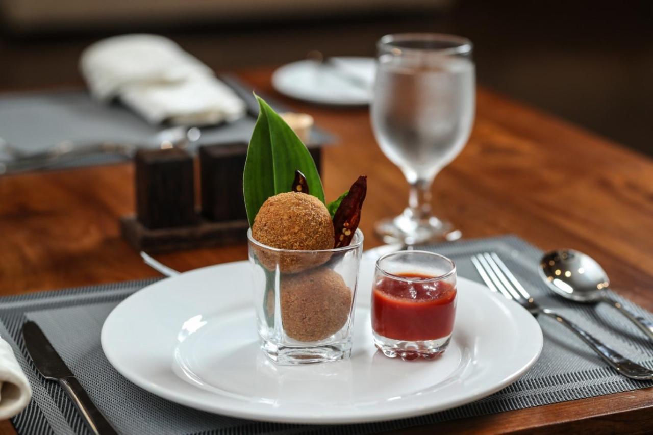 Manthila Hotel Anuradhapura Zewnętrze zdjęcie